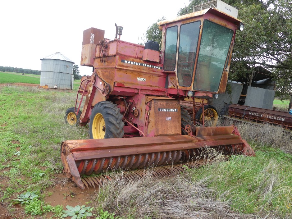 Massey Ferguson Sunshine 587 Header Havester With Header Front