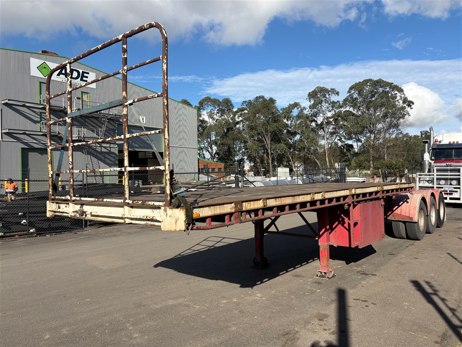 <p>2000 Maxitrans ST3 Triaxle Flat Top A Trailer</p>