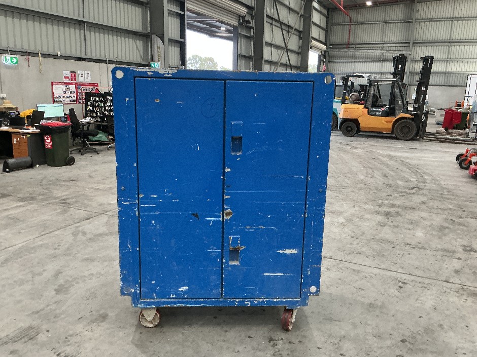 1 x Tool Chest on Casters