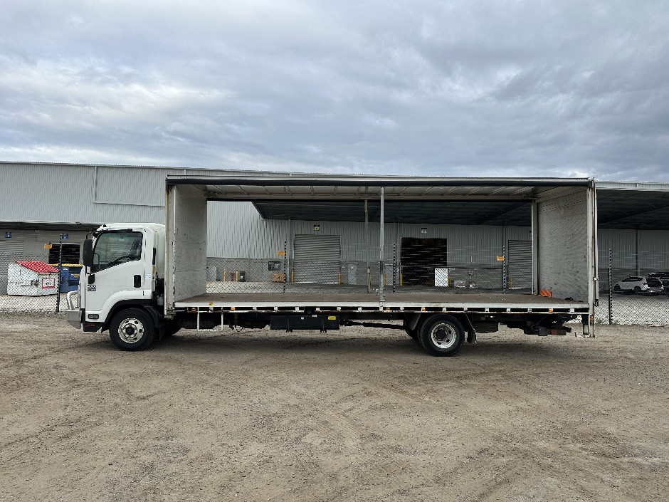 <p>2015 Isuzu FRR 500 4x2 Curtainsider</p>