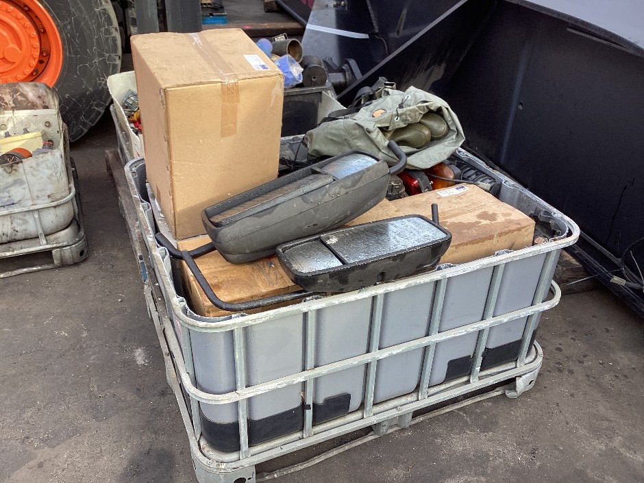 <p>Assorted Vehicle Parts and Sundries</p>