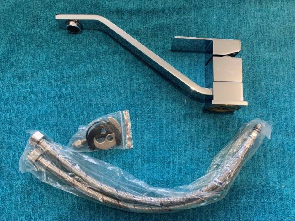 1 x Swivel Kitchen/Basing Mixing Tap (Unused)