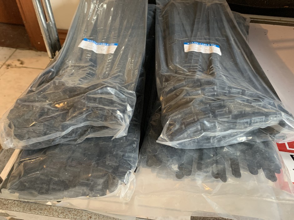 <p>6 x Packets of Nylon Cable Ties, 10mm x 400mm (Unused)</p>