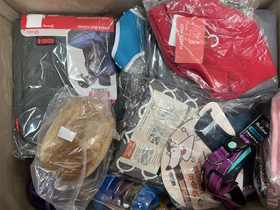 17 x ASSORTED XL DOG PRODUCTS; Seat Protector, Crate Cover, Harnesses, Coll