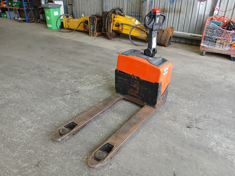 <p>2018 Toyota BT Electric Pallet Jack</p>