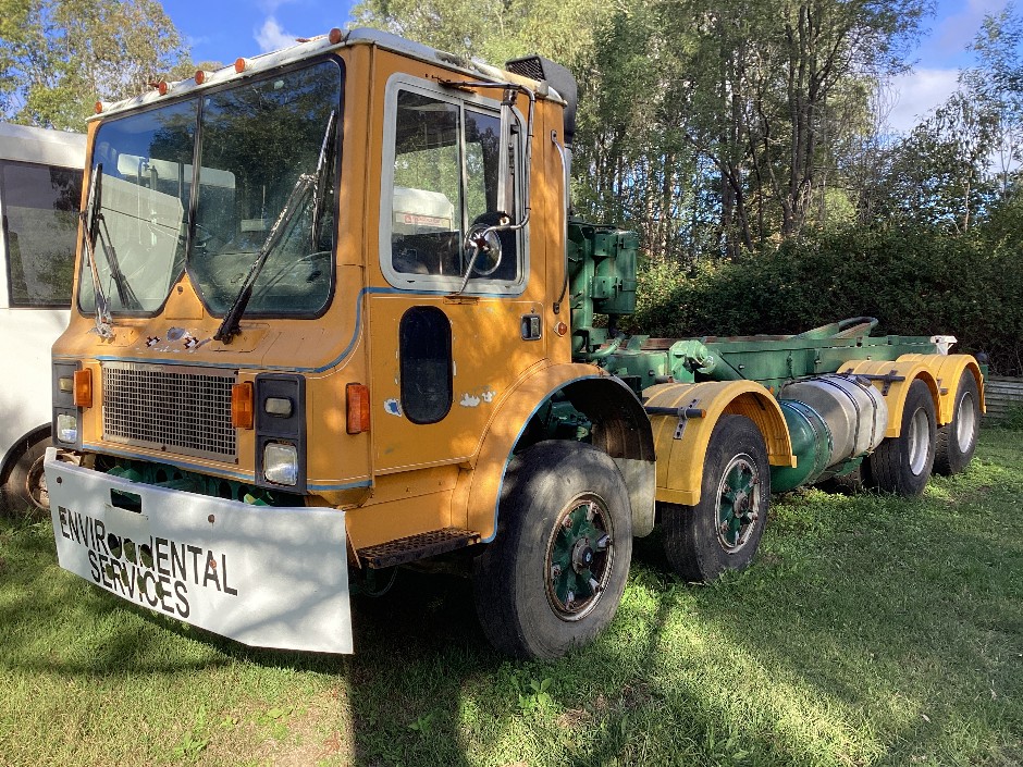 1988 Mack A8MCR685RST 8x4 Hook Bin