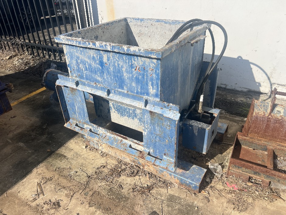 <p>Hydraulic Concrete Kibble</p>