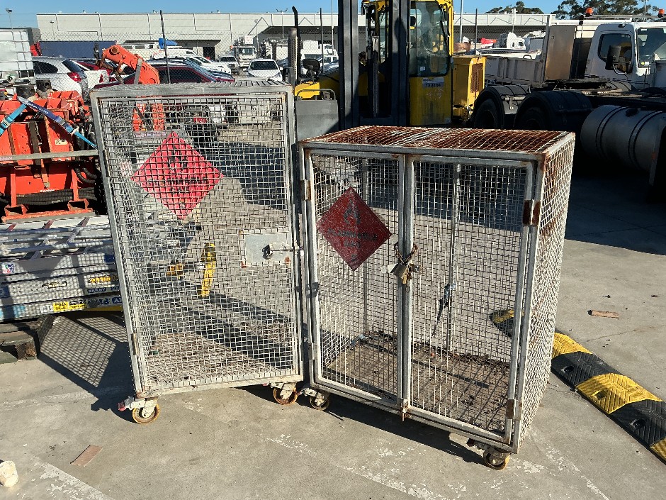 <p>2 x Mesh Cages</p>