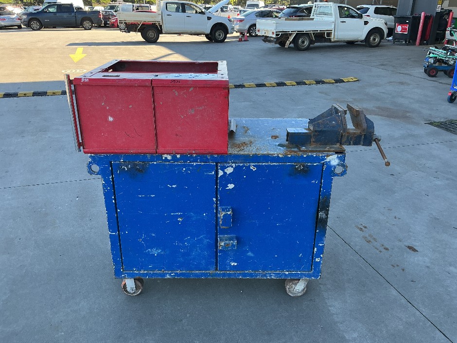 <p>2 x Tool Chests</p>