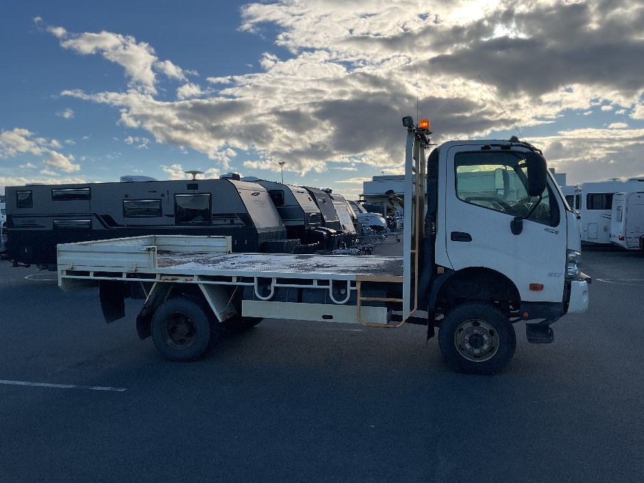 2017 HINO 300 817 4x2 Tray Truck
