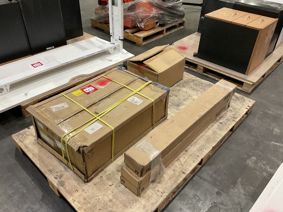 <p>Pallet of Assorted Building Components</p>