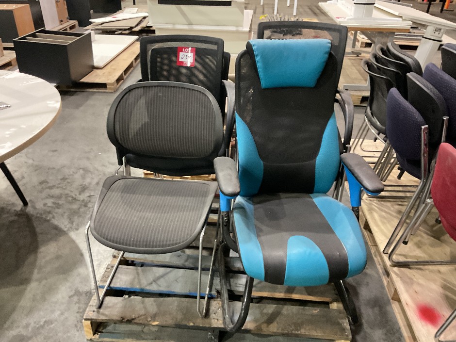<p>Pallet of Assorted Office Chairs</p>