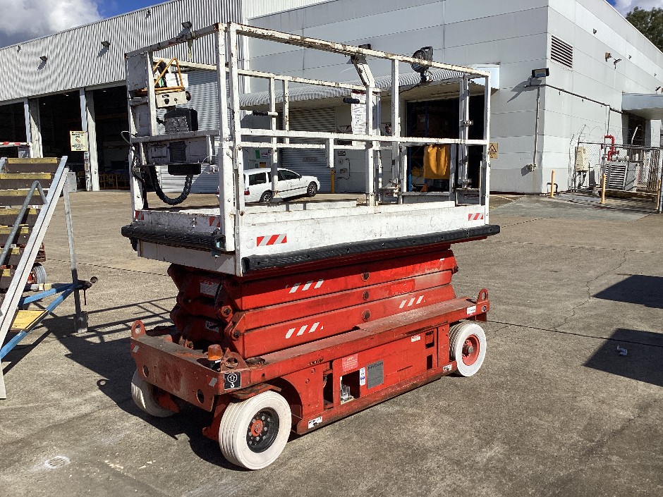 <p>1999 Snorkel SL25 Electric Scissor Lift</p>