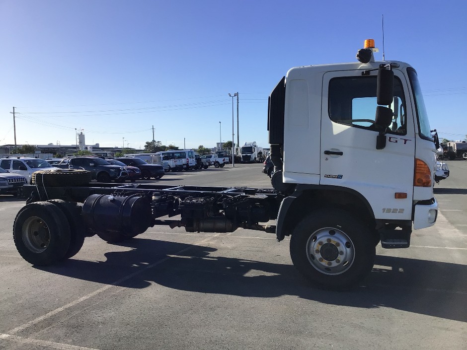<p>2014 Hino 500   4x4 Cab Chassis</p>