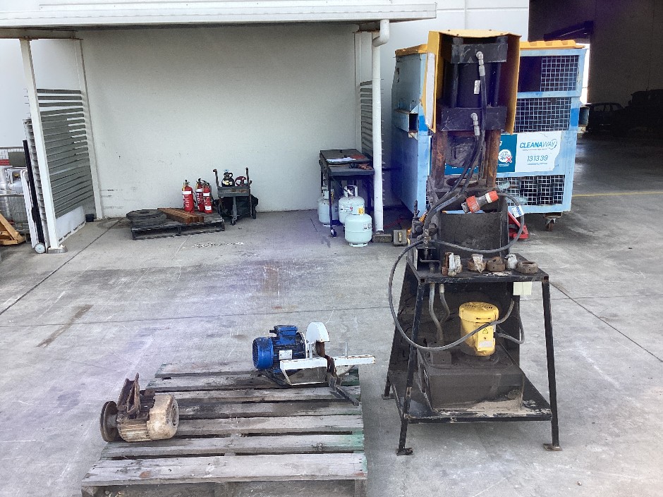 <p>Hydraulic Hose Crimper & Cutter x 3</p>