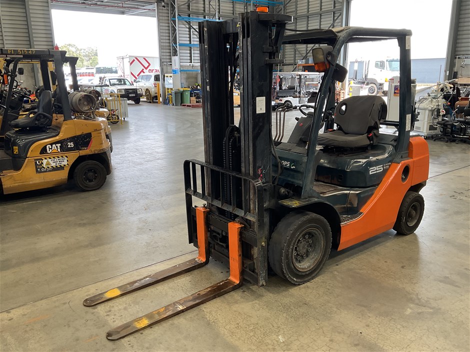 Toyota 32-8FG25 Counterbalance Forklift