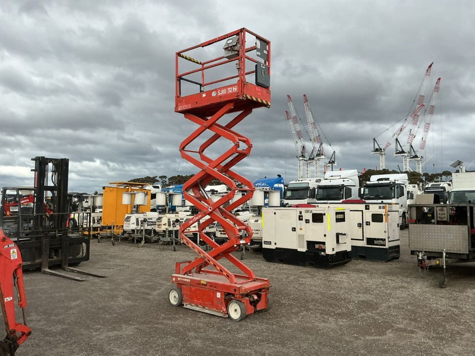 2015 SkyLift Scissor lift