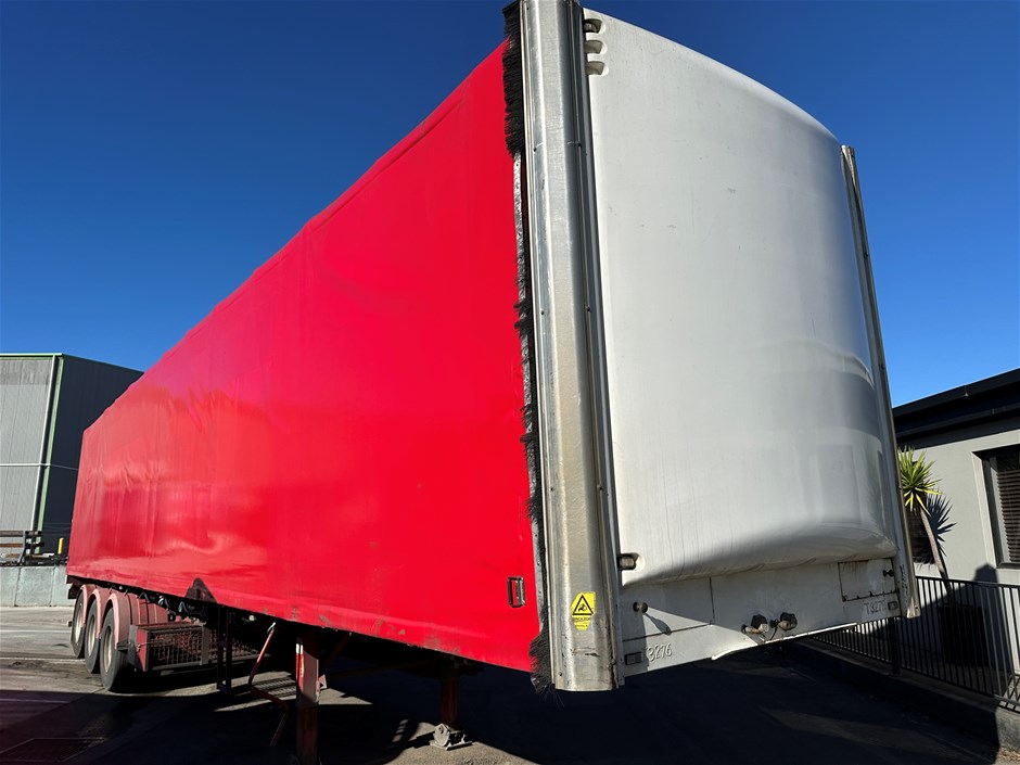 <p>2010 Maxitrans ST3 Flexiliner Triaxle Curtainsider Trailer</p>