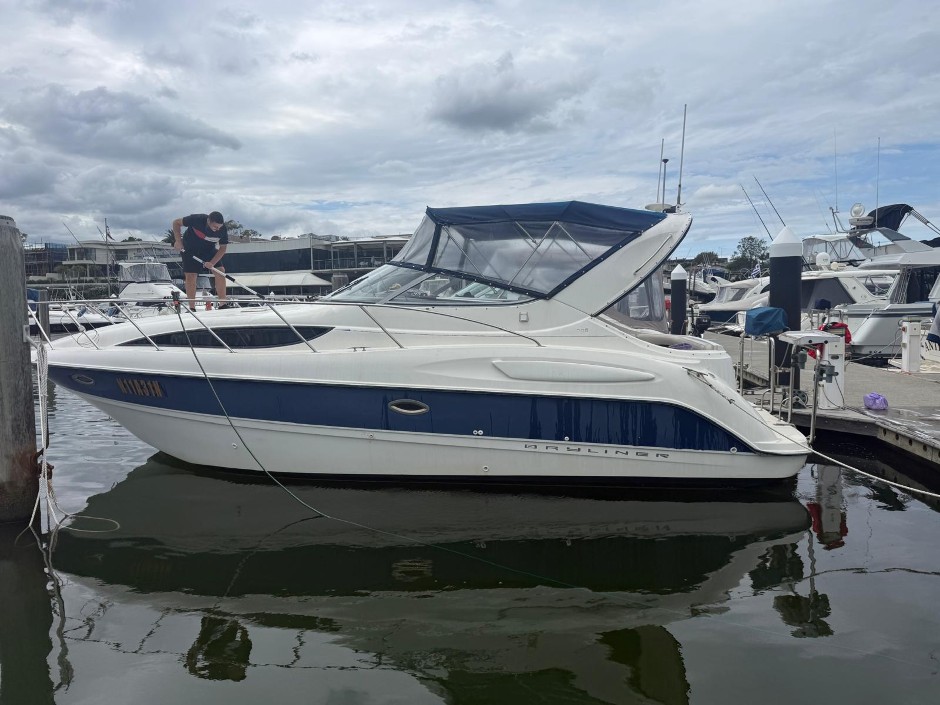 <p>2005 Bayliner 305 Sports Cruiser</p>