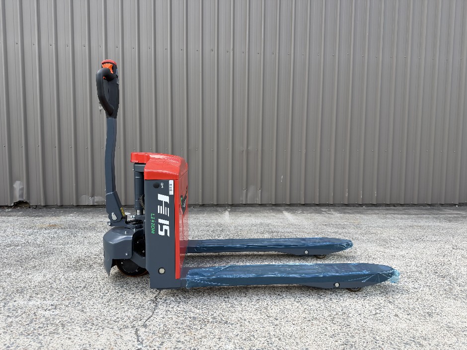 <p>HELI Pallet Truck</p>