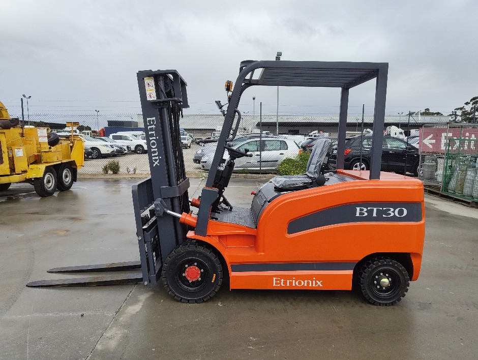 <p>2026 Electric Forklift 3 Tone Lithium Battery Container MAST Side Shift 