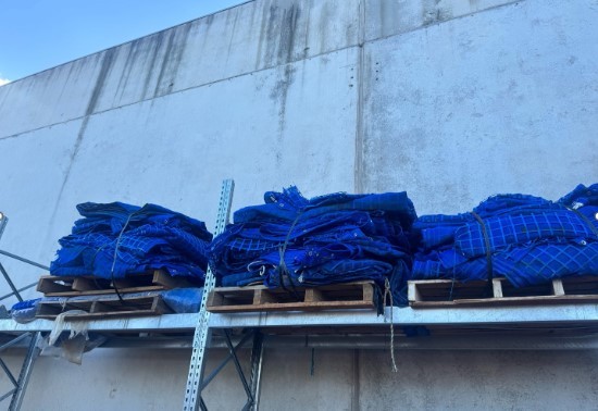 <p>Blue Mesh Netting</p>