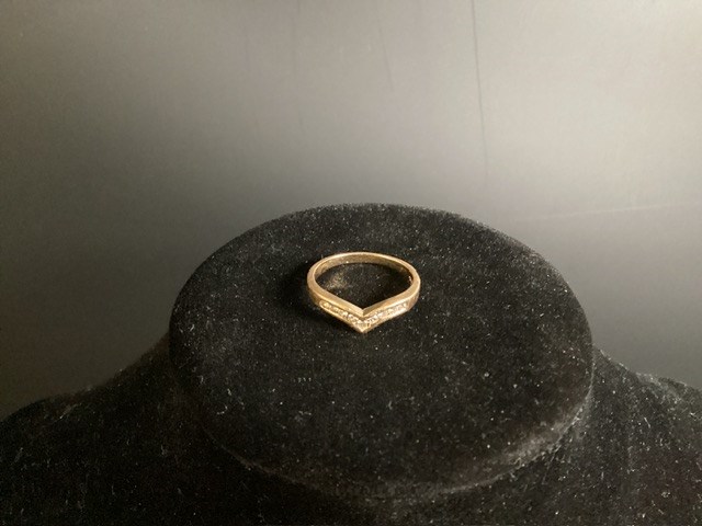 <p>1 X Stamped 18ct Yellow Gold, 9 Diamond Shaped Band Ring</p>