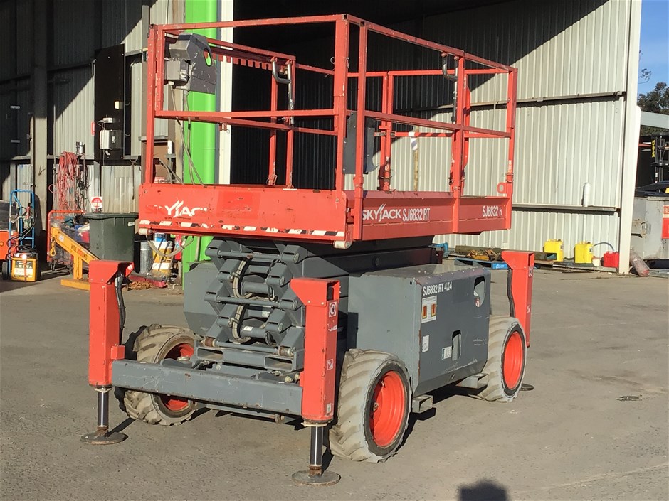 <p>2017 Skyjack SJ6832RT Scissor Lift</p>