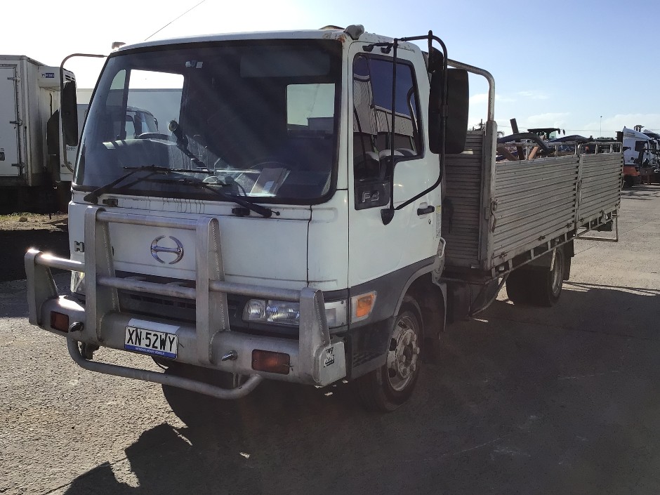 Online Grays - 2001 Hino FB4J 4X2 Tray Truck