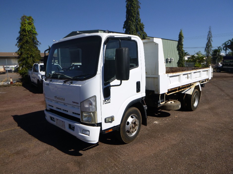 2014 Isuzu NPR 300   4x2 Tipper