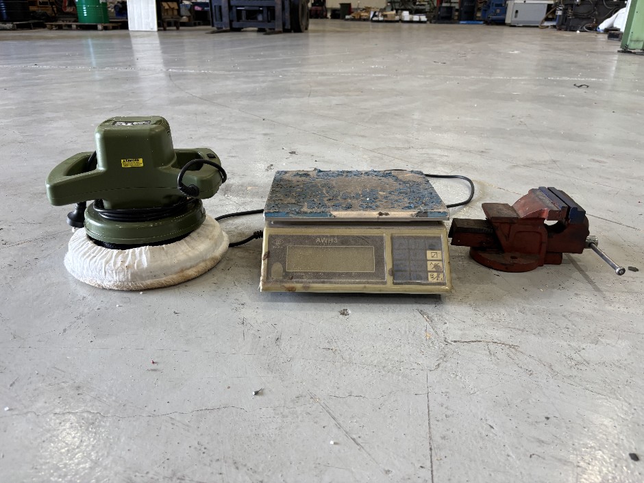 <p>Weigh Scale, Vice & Buffer</p>