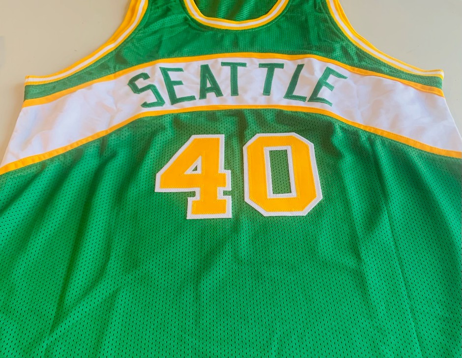 <p>Shawn Kemp signed Jersey - Seattle SuperSonics - Beckett authentication<