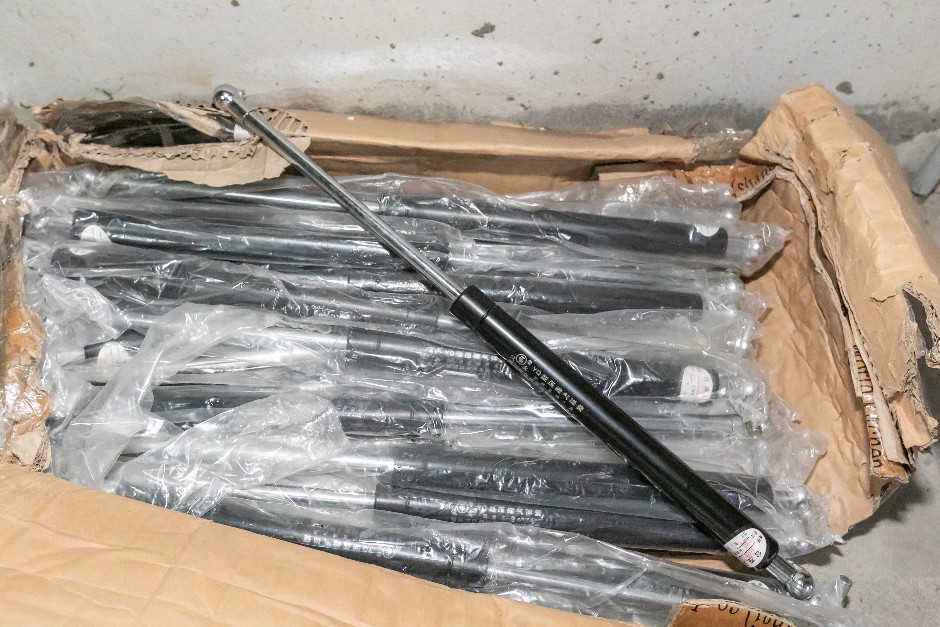 <p>Gas Struts</p>