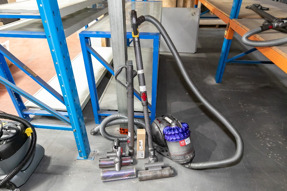 <p>DYSON DC54 Vacuum Cleaner</p>