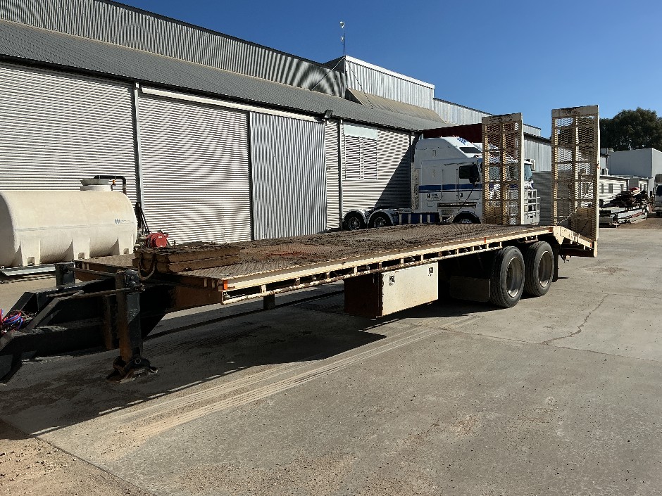 <p>1976 Dual Axle Pig Trailer with Ramps</p>