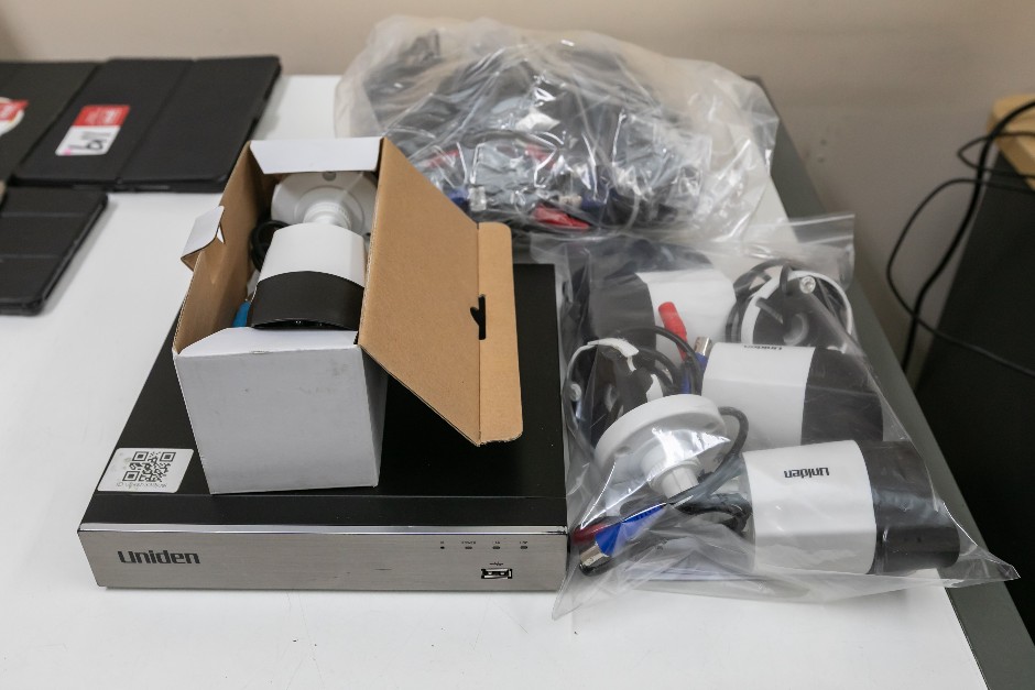 <p>Uniden Security Cameras & Receiver</p>