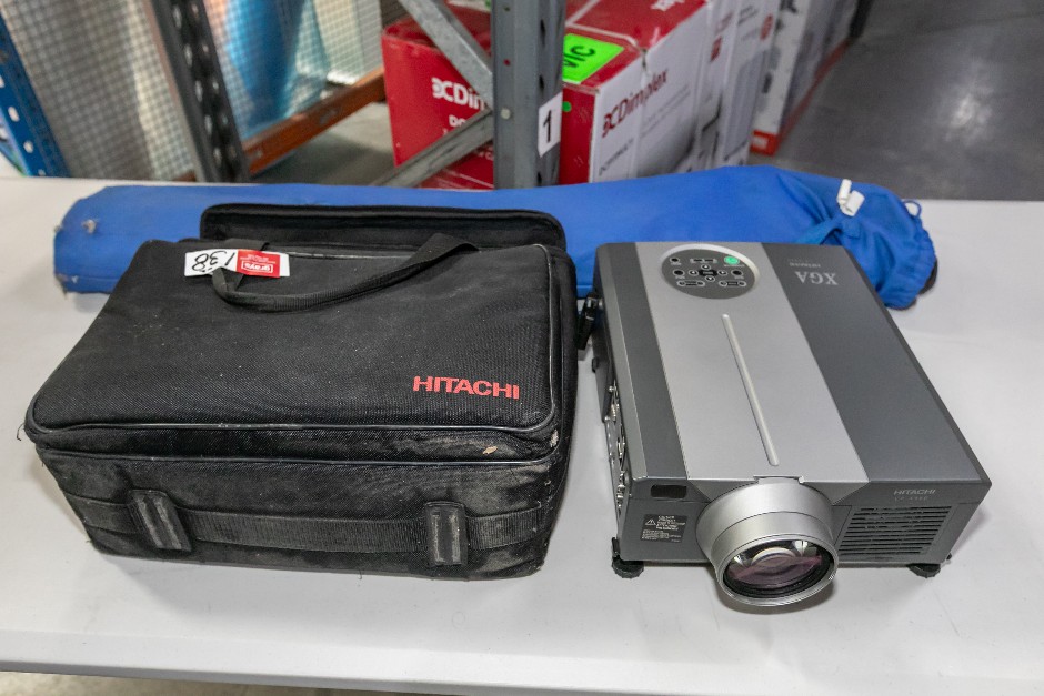 HITACHI CP-X960 Projector & Screen