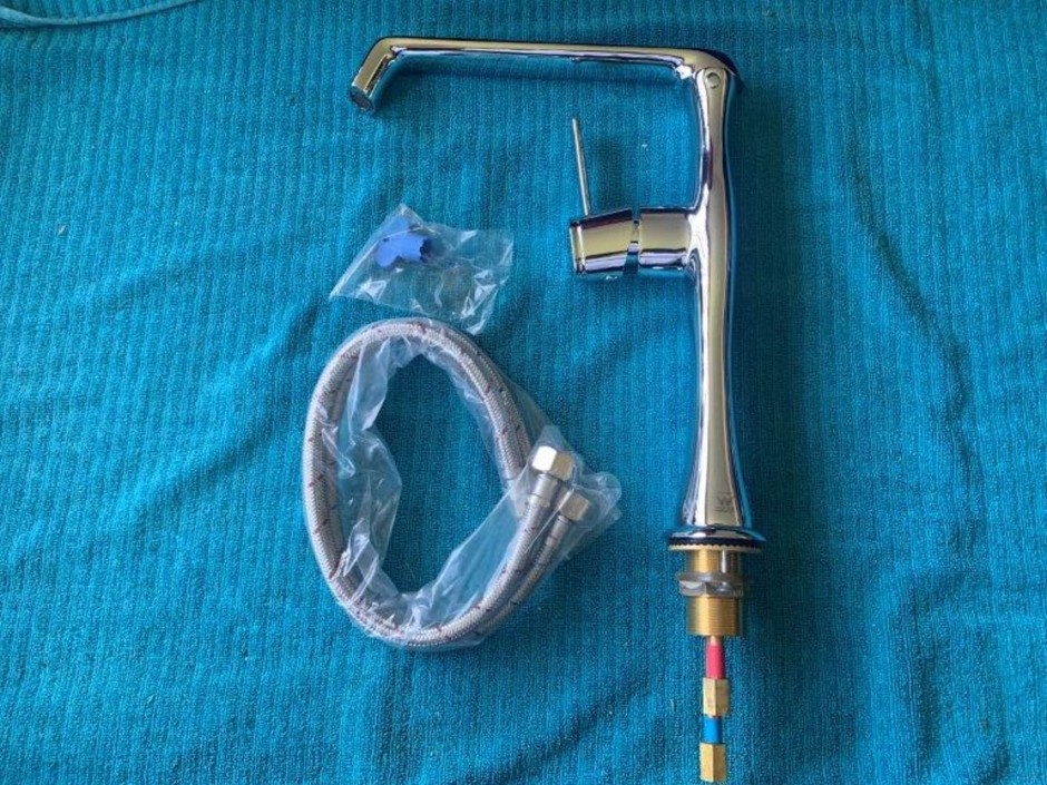 <p>1 x Simply Inspiring Kitchen Swivel Mixing Tap (Unused)</p>