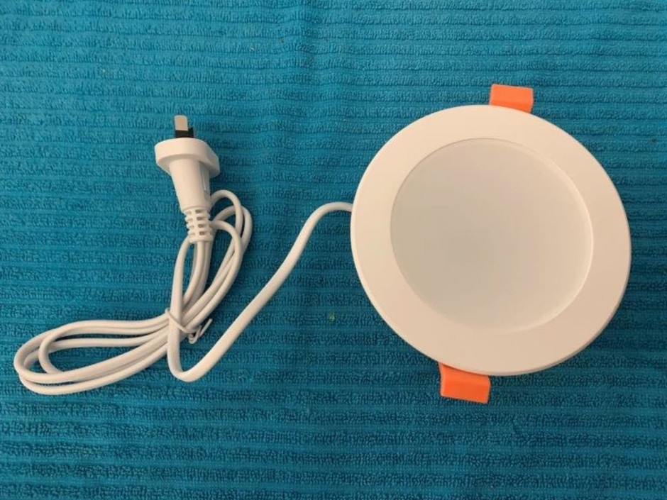 <p>10 x Lite 9W LED Dimmable Down Lights (Unused)</p>