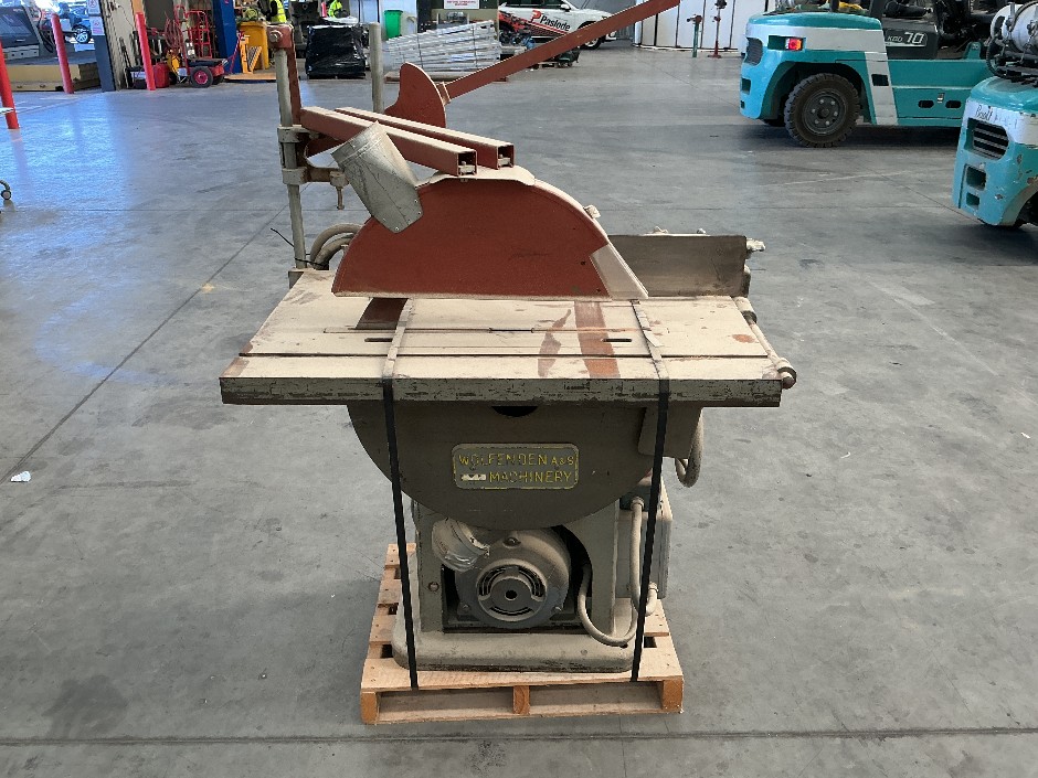 <p>Heavy Duty Wood Saw</p>