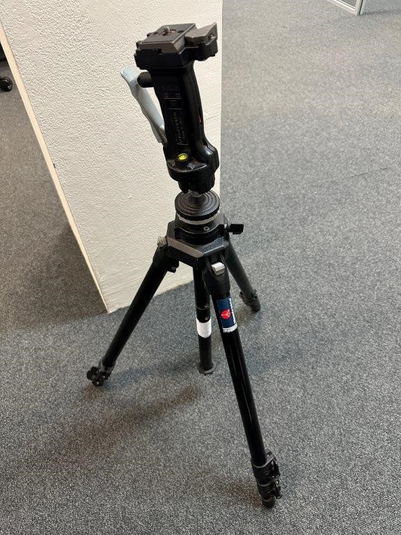 MANFROTTO 055B Tripod with 3265 grip action ballhead