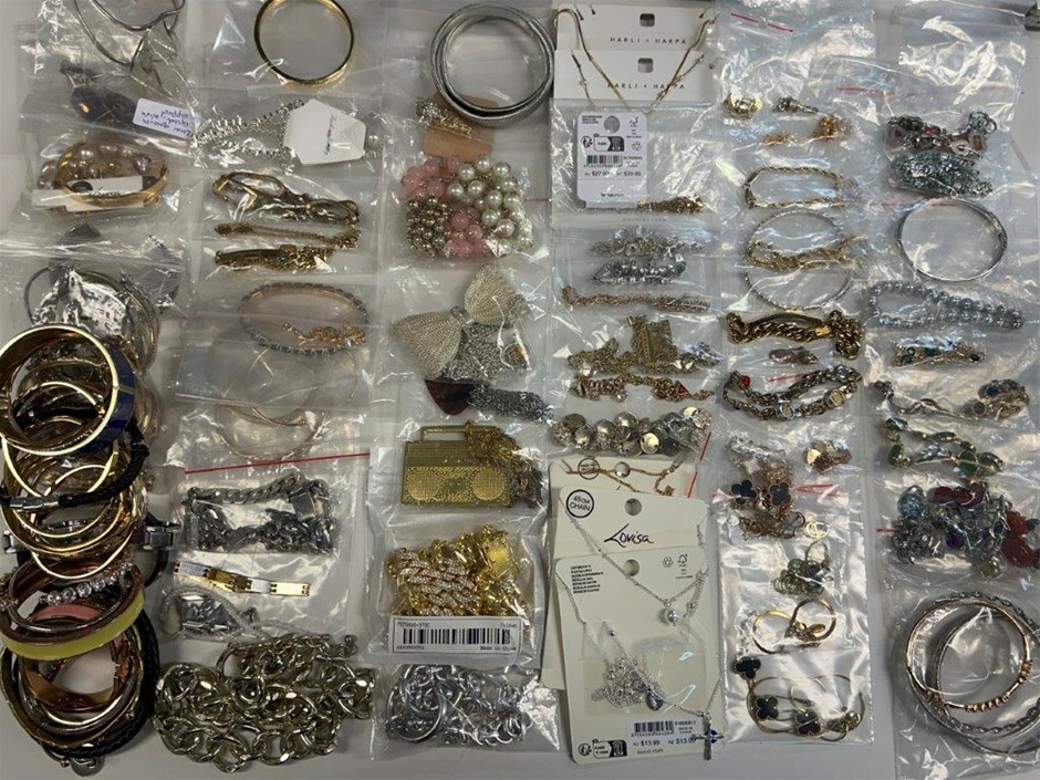 Bulk lot of assorted fashion/costume jewellery