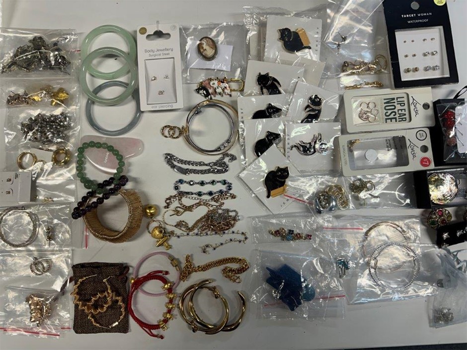 Bulk lot of assorted fashion jewellery