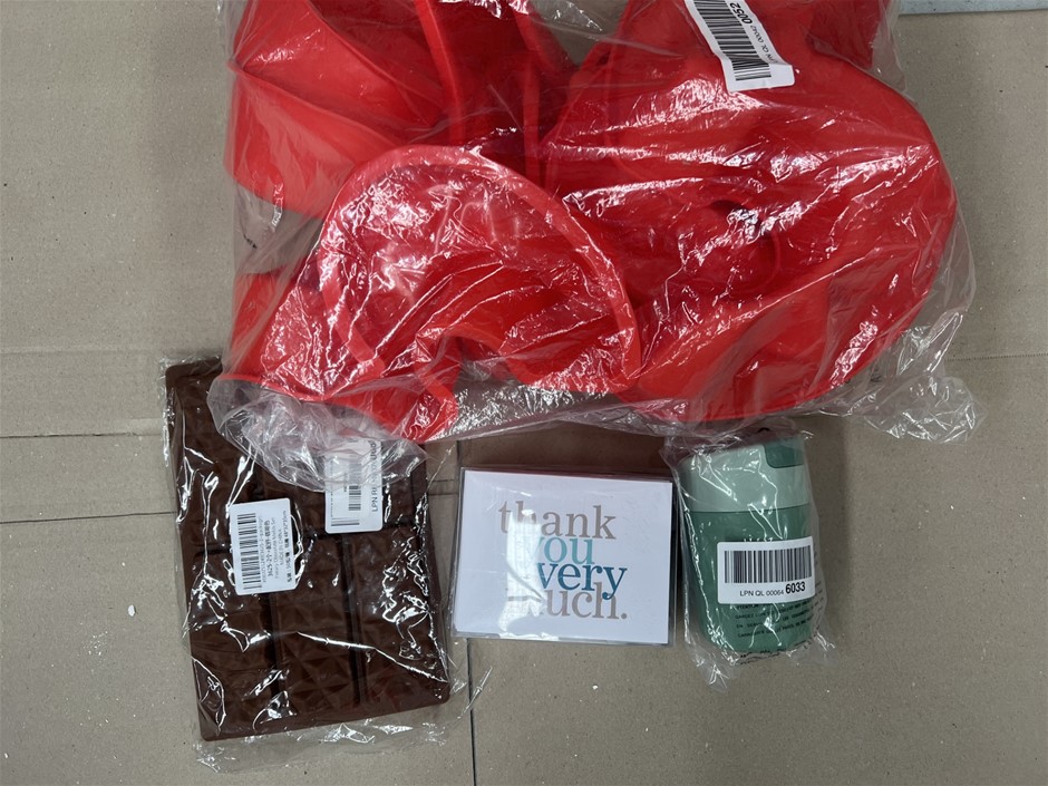 4 x ASSORTING KITCHEN PRODUCTS; Incl. Number Baking Molds, Chocolate Molds,