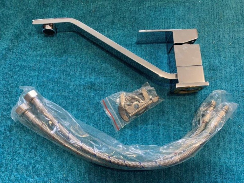 <p>1 x Swivel Kitchen/Basin Mixing Tap (Unused)</p>