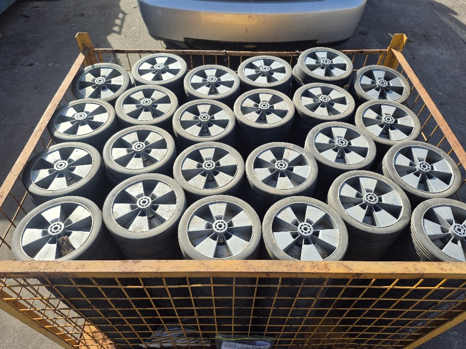 <p>BBQ/Lawn Mower Wheels</p>