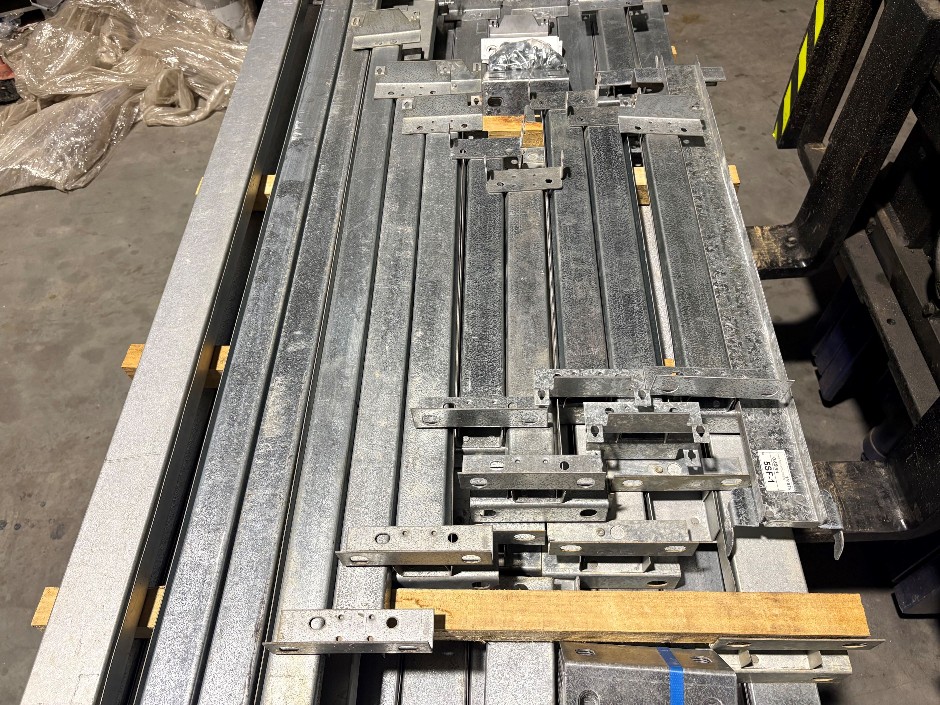 Pallet Comprising Unused Large Qty of Perlin Bridging Struts