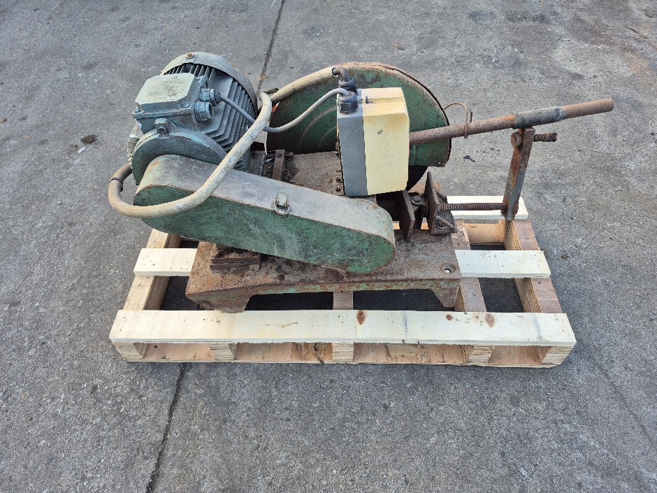 <p>Cutting Saw</p>