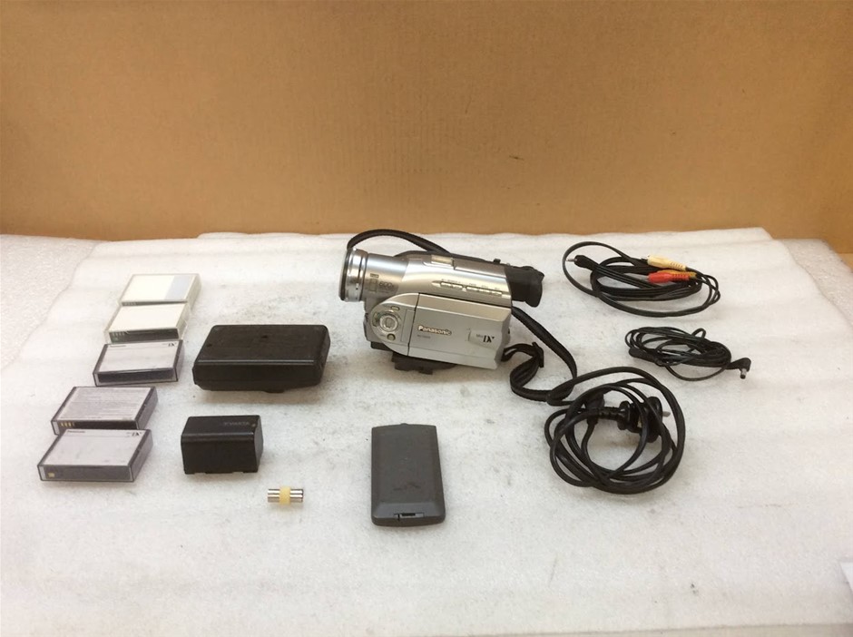 Panasonic NV-DS28 Mini DV Camcorder With Accessories And Camera Bag