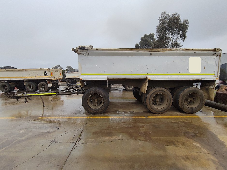 1988 Hamelex Tri-Axle Dog Trailer